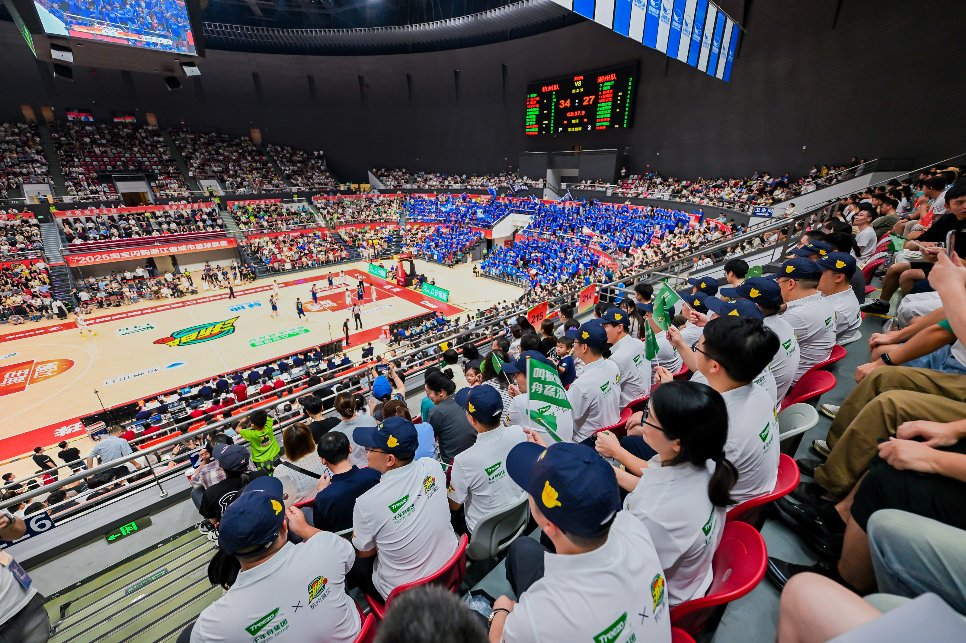 九游网页版-包含赛地聚焦：CBA季后赛今夜热度飙升，浙江稠州刷新队史纪录，话题不断，身体对抗强度拉满的词条